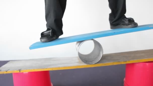 一个男人平衡板上 — 图库视频影像