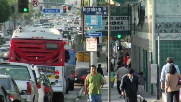 Verkeer passeert voetgangers — Stockvideo