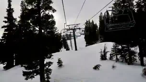 Chaise élévatrice dans une station de ski — Video