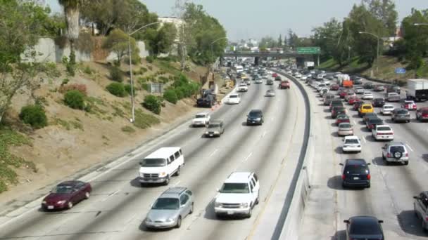 Η κίνηση γίνεται κατά μήκος των αυτοκινητοδρόμων — Αρχείο Βίντεο