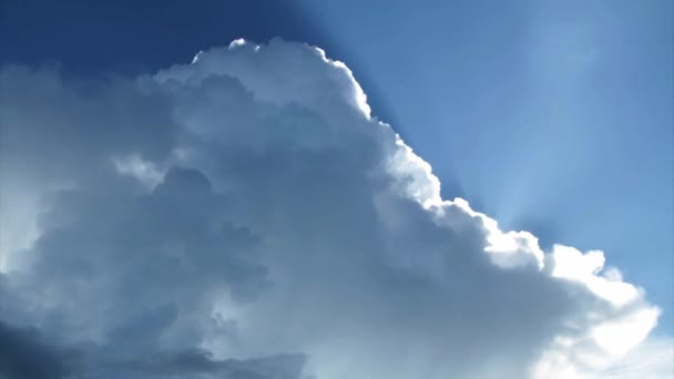 Bela paisagem nublada com grandes nuvens — Vídeo de Stock