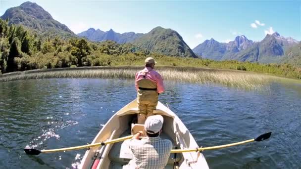 Dois homens em uma aventura de pesca com mosca — Vídeo de Stock