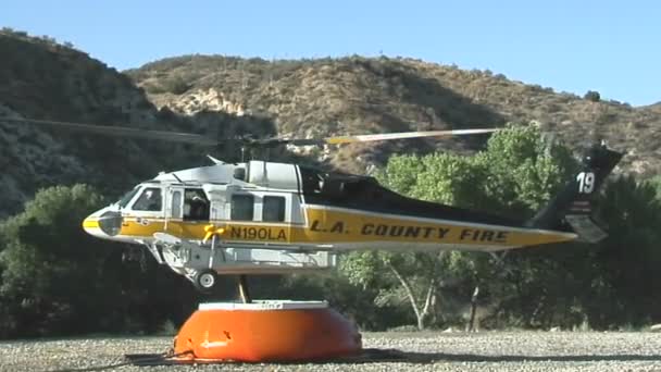 Un helicóptero de lucha contra incendios — Vídeos de Stock