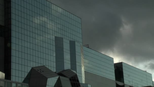 Σύννεφα που αντανακλάται στο ποτήρι — Αρχείο Βίντεο