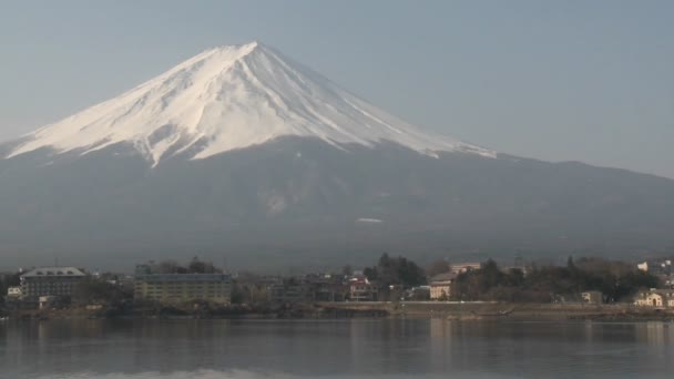Гора. Фудзи отражается в озере Кавагути — стоковое видео