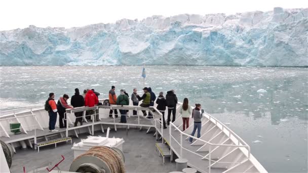 Του ισχίου πλώρη πλησιάζει παγετώνα Lilliehookbreen — Αρχείο Βίντεο