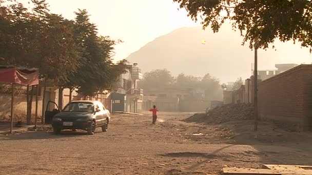 Peatones en un barrio de Kabul — Vídeos de Stock