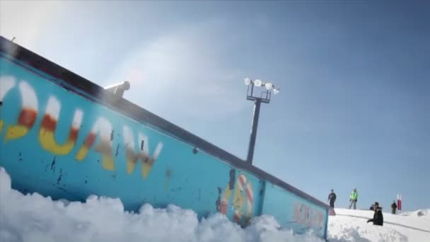 Un snowboarder glisse sur le bord d'un long mur . — Video