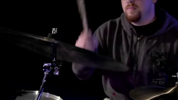 Bubeník hraje činely — Stock video