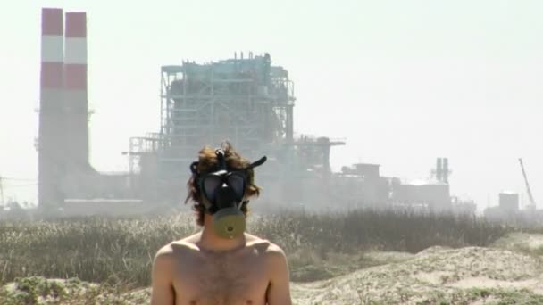 Un hombre con una máscara de gas se para — Vídeo de stock