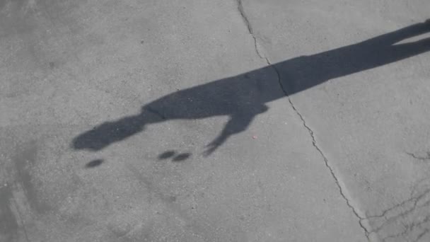 The shadow of a man juggling balls — Stock Video