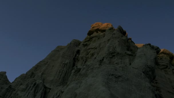 Światło świeci przez góry — Wideo stockowe