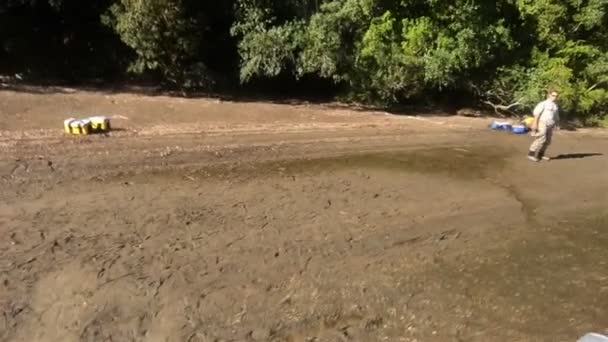 チリ南部でフライフィッシングの旅行中にシーザー コルコバード国立公園の湖のビーチから離陸ヘリコプターの空撮. — ストック動画