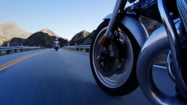 Twee motorrijders nemen aan de openbare weg — Stockvideo