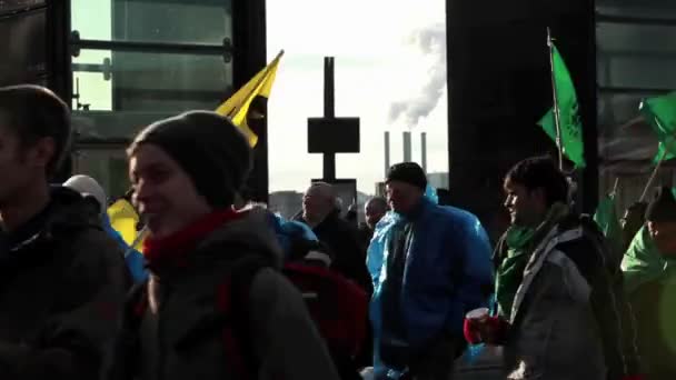 Activistas ambientales marchan — Vídeos de Stock