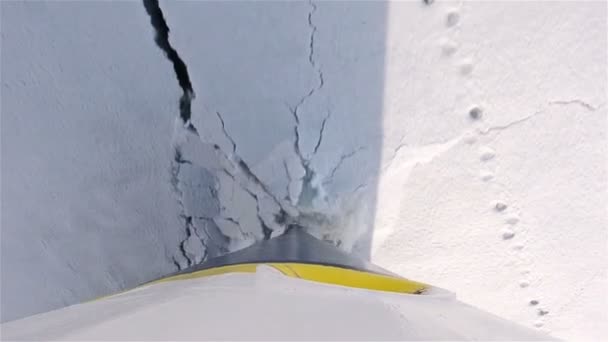 Kapal membajak melalui es laut — Stok Video