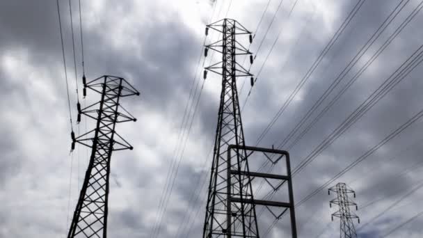 Wolken wehen über Stromleitungen — Stockvideo