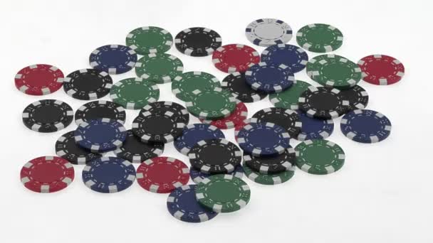 Mains recueillir une pile de jetons de poker — Video