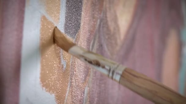 Um artista trabalha em uma pintura em seu cavalete . — Vídeo de Stock