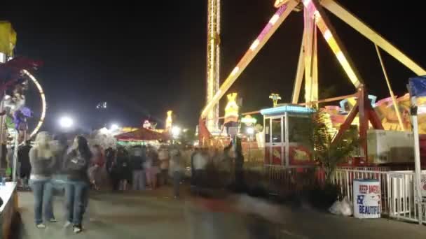 Gasten genieten van een carnaval — Stockvideo