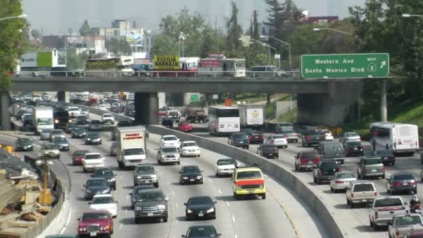 Traffic moves along  freeways — Stock Video