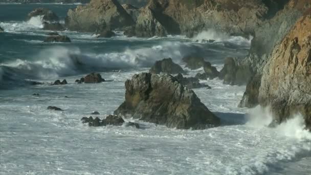 Surf rolls into the Big Sur Coastline — Stock Video