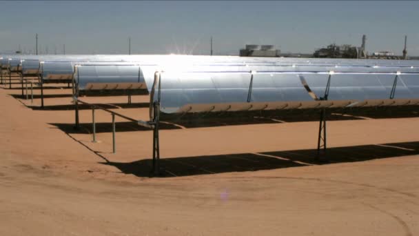 Солнечные батареи отражаются на солнце — стоковое видео