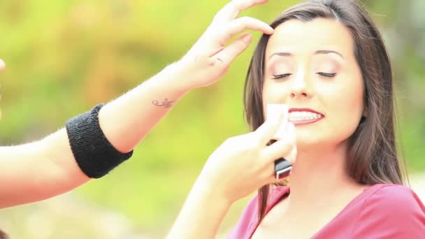 Make-up artist prepara un modello — Video Stock