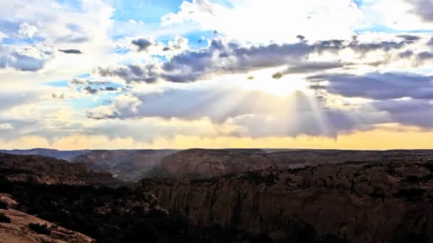 Wolken passeren over een woestijn canyon — Stockvideo