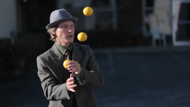 Man does a juggling act with balls — Stock Video