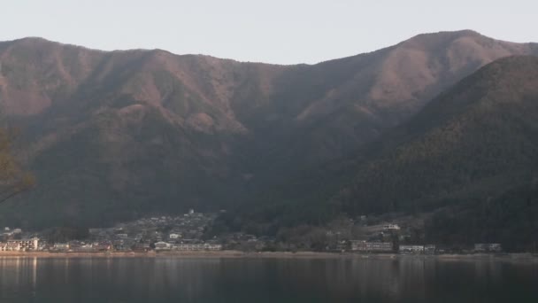 Pan através do Lago Kawaguchi, um destino turístico popular na base do Monte. Fuji, Japão . — Vídeo de Stock