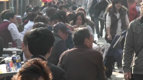 Affollato stand gastronomico nel Parco di Ueno — Video Stock