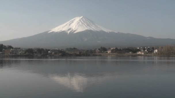 Гора. Фудзи отражается в озере Кавагути — стоковое видео