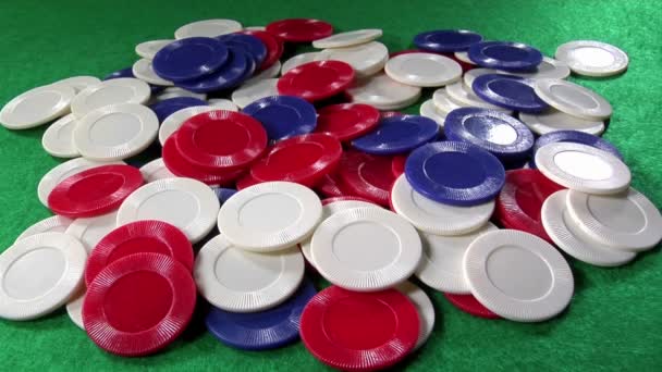 Фишки для покера на зеленом столе — стоковое видео