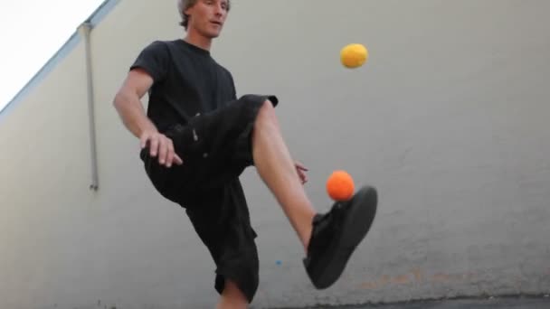Een man jongleert ballen — Stockvideo