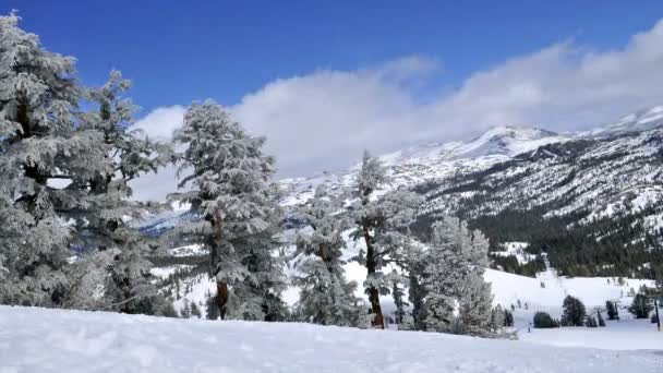 Nuages roulant au-dessus des sommets — Video