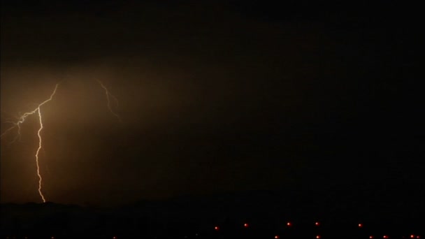 Bliksem knippert onder storm wolken — Stockvideo