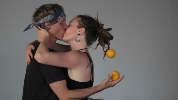 Egy ember juggles labdák — Stock videók