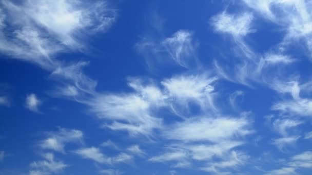 Nuages se déplaçant à travers le ciel — Video