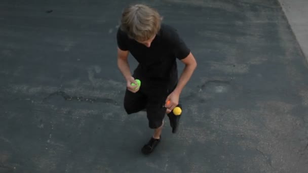 Seorang pria melakukan aksi juggling — Stok Video