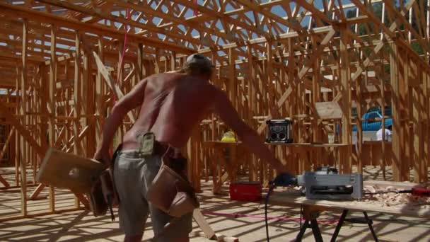 Seorang kontraktor memotong sepotong kayu — Stok Video