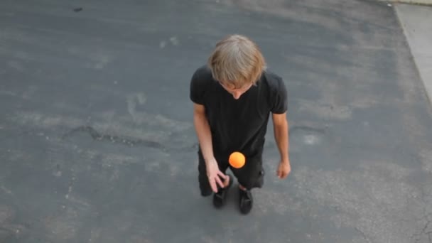 Мужчина жонглирует мячом — стоковое видео