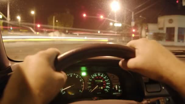 Een auto reist op straat — Stockvideo