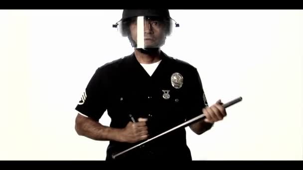 Ένας αξιωματικός της αστυνομίας στην ταχύτητα ταραχών — Αρχείο Βίντεο