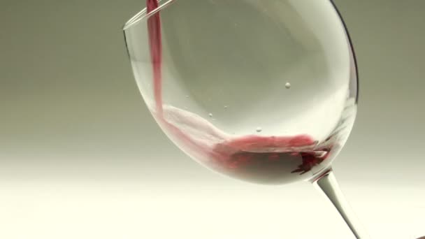 Rode wijn, gegoten — Stockvideo