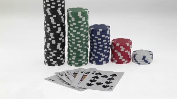 Stapel von Pokerchips und Spielkarten — Stockvideo