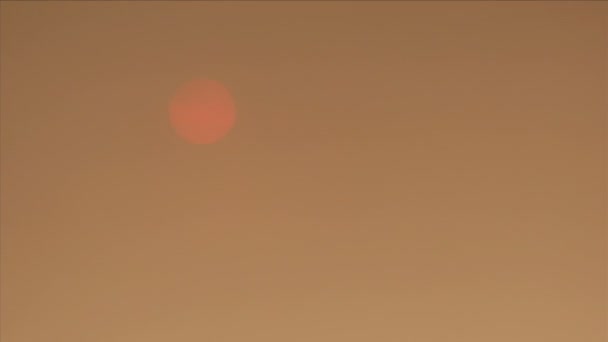 Солнце садится за дымовым небом — стоковое видео