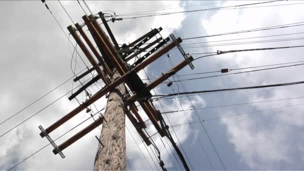 Los cables corren a un poste de energía — Vídeo de stock