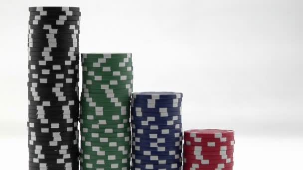 Pokerchips sitzen in einer Reihe — Stockvideo