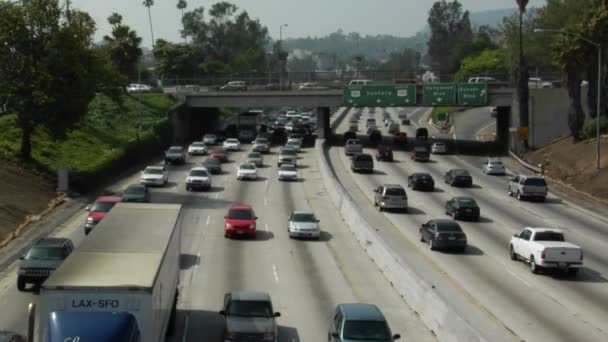 Traffic drives along  freeways — Stock Video